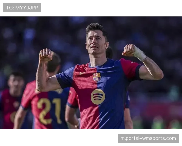 记者：莱万康复迅速 巴萨考虑带他赴马德里比赛